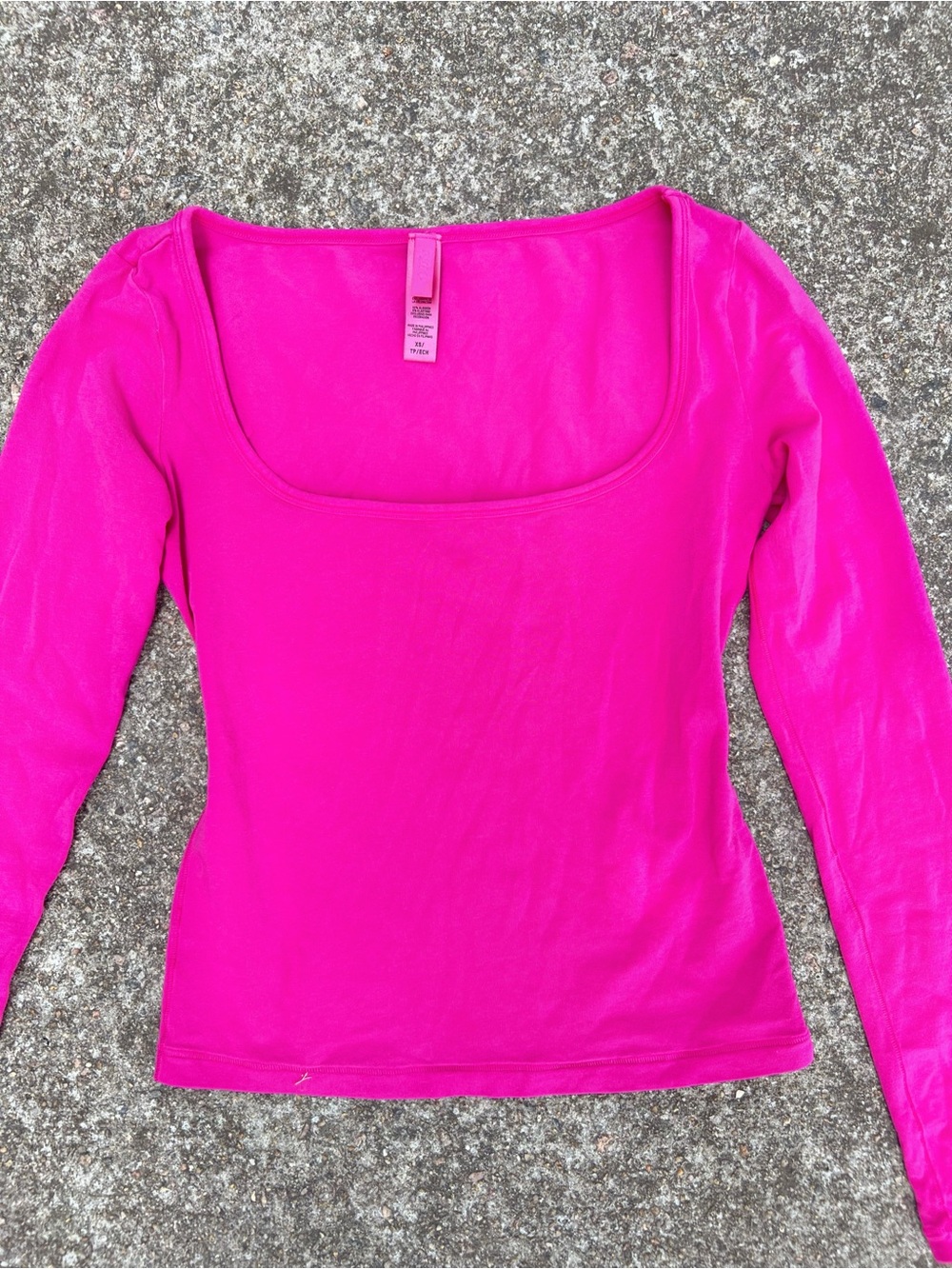 SKIMS New Vintage Scoop Neck Long Sleeve Top Fuchsia Neon Orchid XS